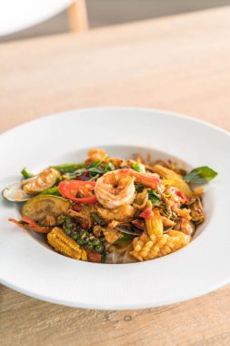 Tavada kızartılmış Baharatlı deniz ürünleri 