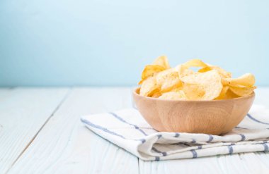 patates cipsi plaka üzerinde