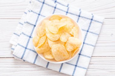 patates cipsi plaka üzerinde