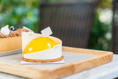 Mango ve tutku meyve köpükleri kek