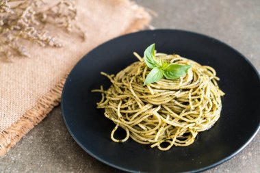 Spagetti fesleğen pesto ile