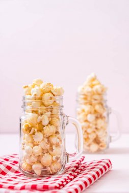 Ahşap üzerine tatlı patlamış mısır