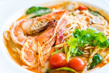 karides acılı spagetti (tom yum kung)