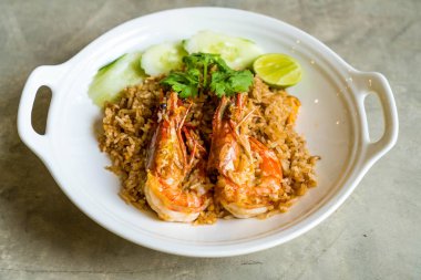 Kızarmış karidesli pilav yapıştırın