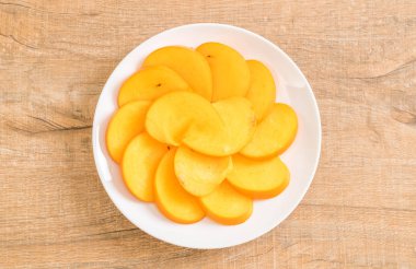 Trabzon hurması tabağa dilimlenmiş