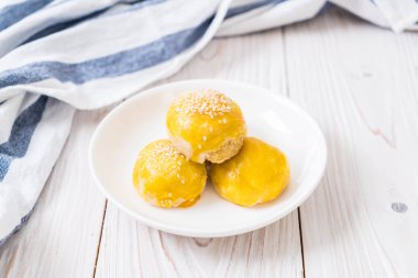 Çin böreği veya moon kek mung fasulye ezmesi ve tuz ile doldurulmuş