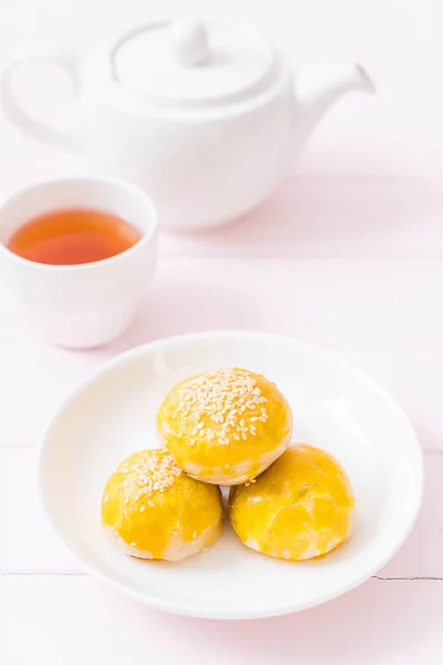 Bolo chinês de pastelaria ou lua cheio de pasta de feijão mungo e sal — Fotografia de Stock