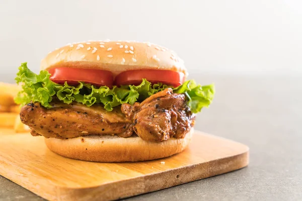 Hambúrguer de frango grelhado com batatas fritas — Fotografia de Stock