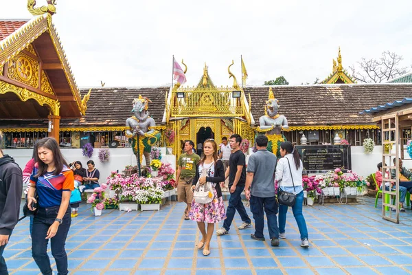 Chiang Mai, Thailand , 1 Jan 2018 : Tourist traveling at Wat Phr — Stock Photo, Image