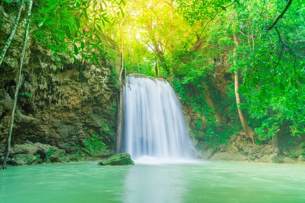 Erawan şelale, Erawan Milli Parkı Thaila içinde Kanchanaburi itibariyle — Stok fotoğraf