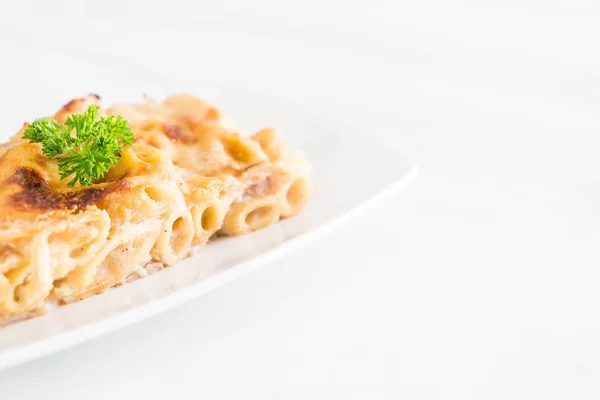 Gebakken penne pasta met kaas en ham — Stockfoto