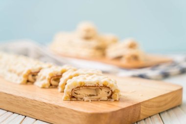 beyaz çikolata karamel ve gevrek gevrek bar ile