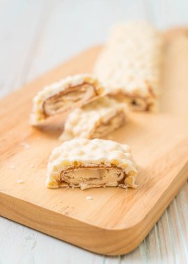 beyaz çikolata karamel ve gevrek gevrek bar ile