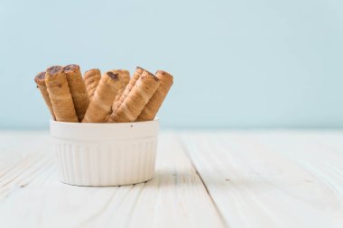 kakao krema ile doldurulmuş gofret haddelenmiş