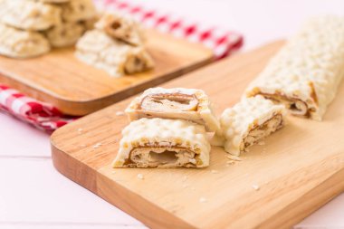 beyaz çikolata karamel ve gevrek gevrek bar ile