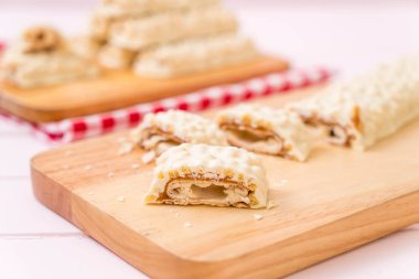 beyaz çikolata karamel ve gevrek gevrek bar ile