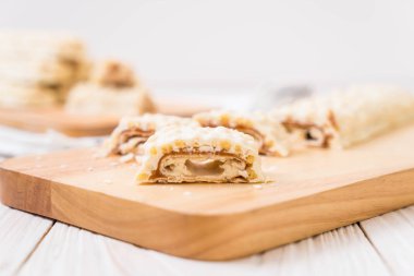 beyaz çikolata karamel ve gevrek gevrek bar ile