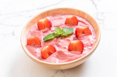 çilek smoothies kase