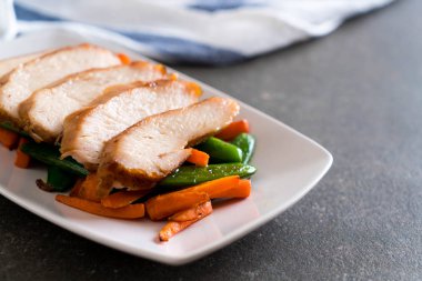 Yeşil bezelye ve havuç ile ızgara tavuk