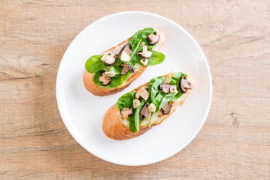 ekmek roket ve shiitake mantar