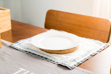 boş plaka üzerinde yemek masası