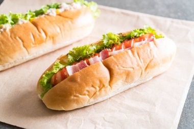ton balıklı Mısır salata hotdog ve pastırma sosis hotdog