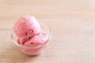 Çilekli dondurma kaşık 