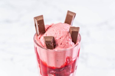 Çilekli dondurma dondurma 