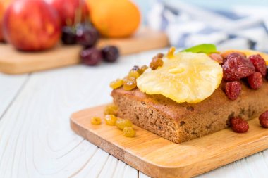 Ahşap üzerine meyveli kek