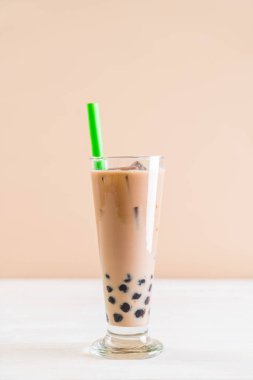 Köpüklü sütlü çay