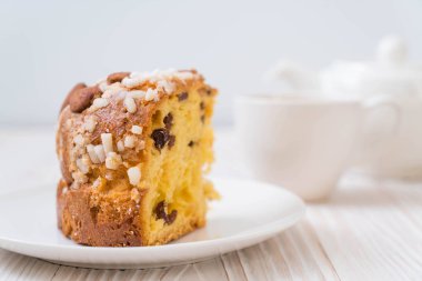 badem ile kuru üzüm Ekmek pasta