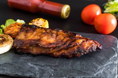 Izgara domuz pirzolası. 