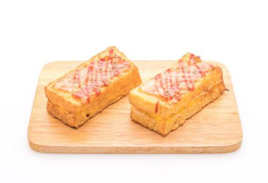 Croque monsieur pastırmalı yumurta soslu sandviç.