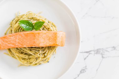 pesto yeşil ve somon makarna spagetti