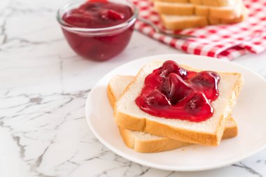 çilek reçeli ile ekmek