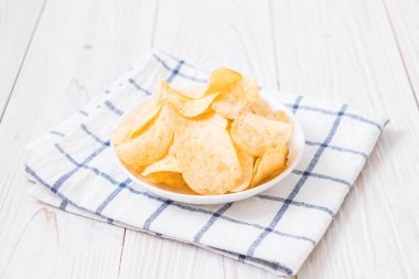 patates cipsi plaka üzerinde
