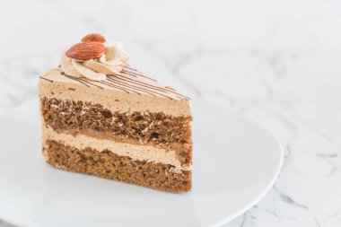 kahve pasta plaka üzerinde