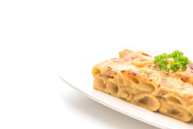 peynir ve jambon ile pişmiş penne makarna