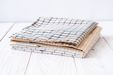 ahşap arka plan üzerinde mutfak bezi (peçete)