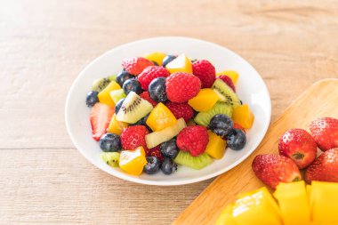 karışık taze meyve (çilek, ahududu, yaban mersini, kivi, mang