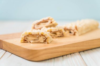 beyaz çikolata karamel ve gevrek gevrek bar ile