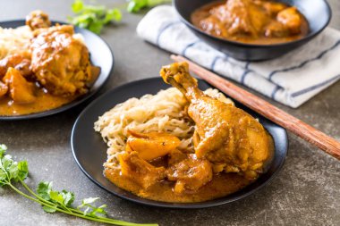 Şehriye ile tavuk Massaman köri hamur