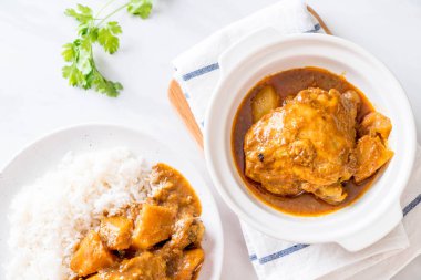 Pilavlı tavuk Massaman köri Yapıştır