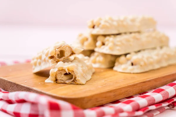 Vit choklad med kola och spannmål krispiga bar — Stockfoto