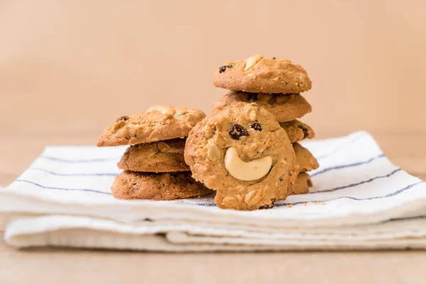 cookies with raisin and cashew nuts