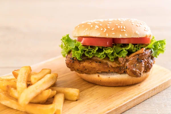 Kurczak z grilla burger z frytkami — Zdjęcie stockowe