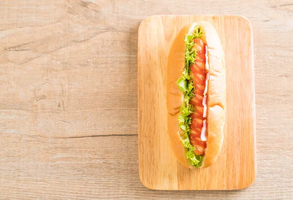 Worst hotdog met ketchup — Stockfoto