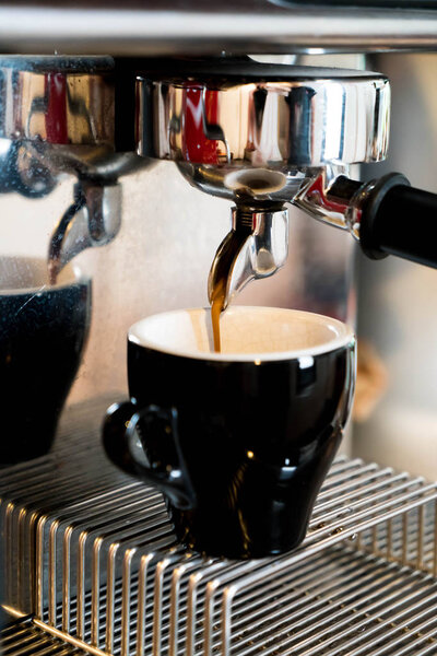 кофе разливается из кофеварки
