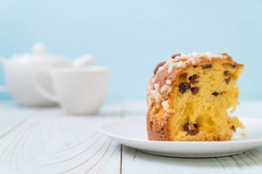 badem ile kuru üzüm Ekmek pasta