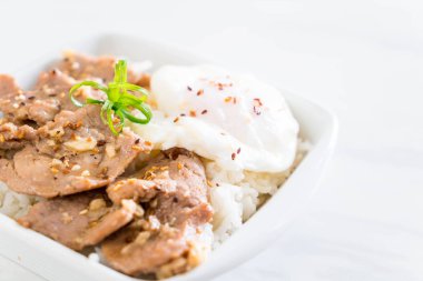 yumurta ile tepesinde pirinç Sarımsak soslu tavada kızartılmış domuz eti